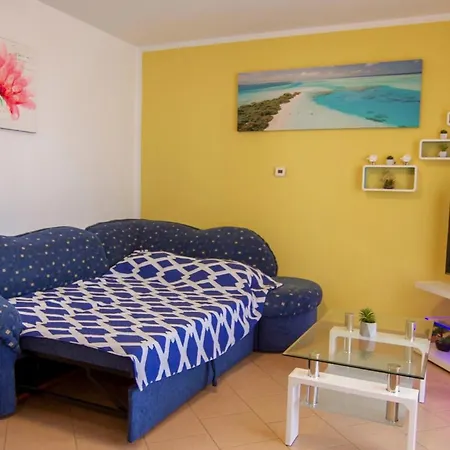 Wunderschoenes In Mit Eigenem Balkon Apartment Pula