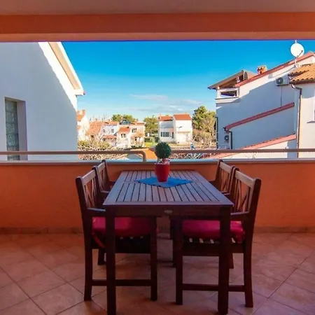 Wunderschoenes In Mit Eigenem Balkon Pula